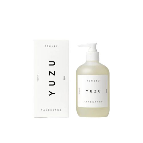 Elevate your senses with Yuzu, an organic liquid soap crafted from pure vegetable oils. Experience the subtle, refined allure of mineral-infused citrus.
