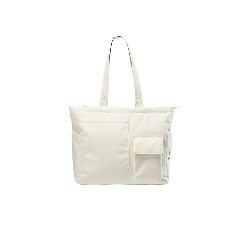 Discover style and function in this workwear-inspired bag. Multiple pockets, secure compartments, and laptop space up to 17 inches. Stay organized!